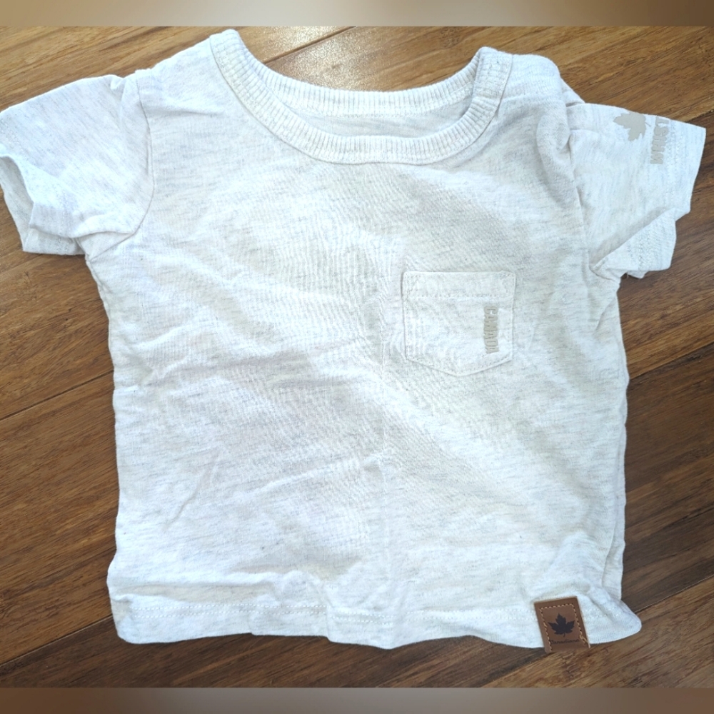 6/$22. 🍁Gender-Neutral canadiana t-shirt. 0-3months.